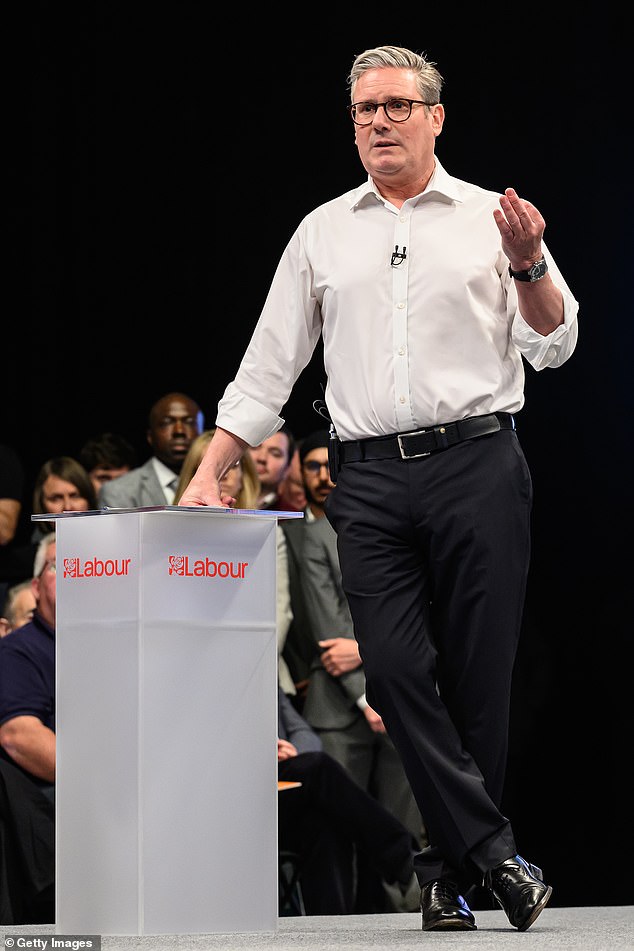 El líder del Partido Laborista, Keir Starmer (en la foto), se dirige a invitados y simpatizantes durante un evento de lanzamiento el 16 de mayo de 2024.