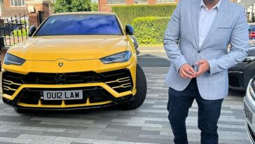 El abogado Akhmed Yakoob delante de su Lamborghini amarillo con matrícula personalizada