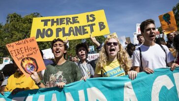Una nueva encuesta realizada a 5.000 estadounidenses encontró que el 48 por ciento de las personas cree que vivirán para ver cómo el cambio climático destruye la Tierra.
