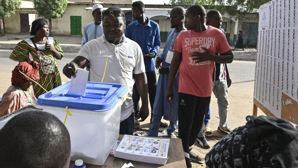 Chad vota por presidente tras tres años de régimen militar
