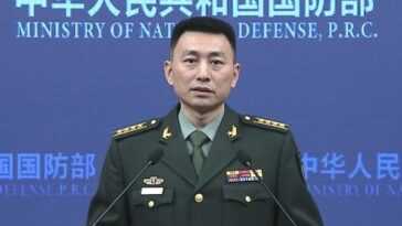 El portavoz del Ministerio de Defensa Nacional de China, coronel Zhang Xiaogang (en la foto), dijo que el helicóptero naval australiano estaba allí para espiar a China y perturbar sus