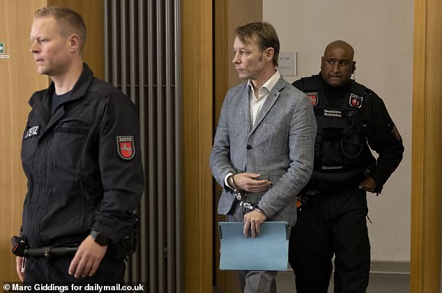 Christian Brueckner comparece ante el tribunal de Braunschweig, Alemania, donde enfrenta cargos relacionados con diversas agresiones sexuales