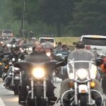 Imágenes solemnes capturaron el momento en que cientos de motocicletas conducían una al lado de la otra mientras presentaban sus respetos en el funeral de Sammy Teusch, de 10 años, en Greenfield, Indiana, el martes.