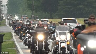Imágenes solemnes capturaron el momento en que cientos de motocicletas conducían una al lado de la otra mientras presentaban sus respetos en el funeral de Sammy Teusch, de 10 años, en Greenfield, Indiana, el martes.