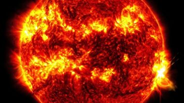 La Tierra ha sido golpeada por explosiones de energía provenientes del sol en los últimos días, y los científicos han descubierto que tal aumento de la actividad solar podría provocar más huracanes.  La llamarada solar de abajo a la derecha explotó desde el sol el 14 de mayo.