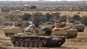 Egipto despliega convoyes militares en la frontera de Gaza mientras aumentan las tensiones con Israel