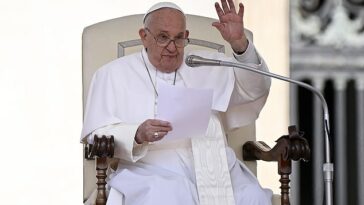 El Papa Francisco dirige su audiencia general semanal en la Plaza de San Pedro, Ciudad del Vaticano, el 15 de mayo de 2024