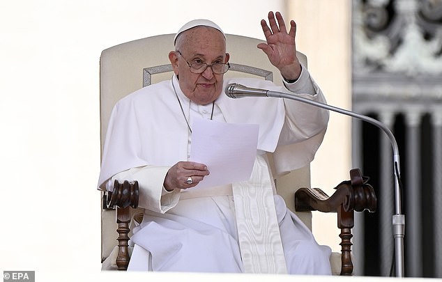 El Papa Francisco dirige su audiencia general semanal en la Plaza de San Pedro, Ciudad del Vaticano, el 15 de mayo de 2024