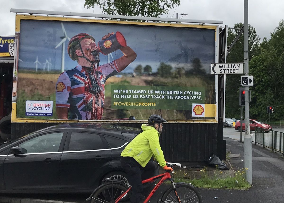 El ciclismo británico es blanco de vallas publicitarias anti-Shell
