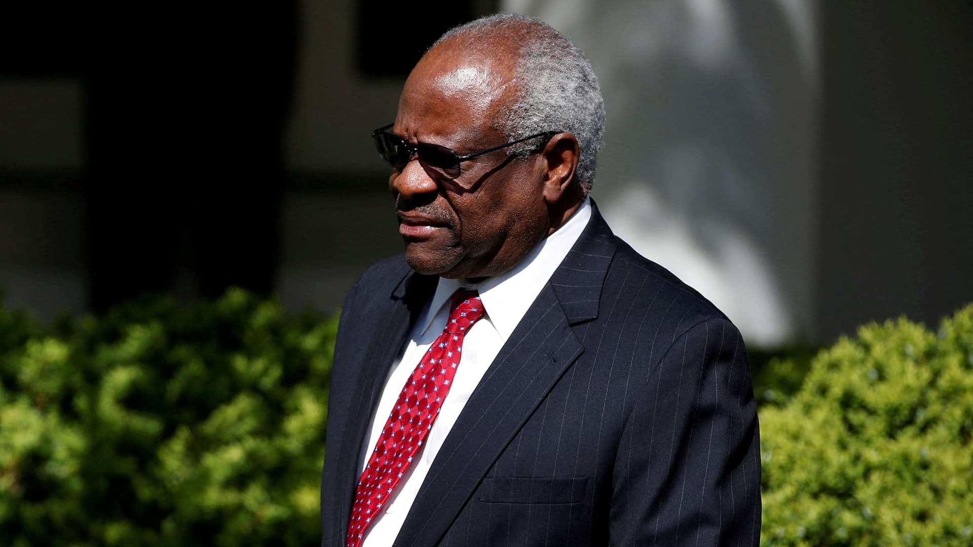 El juez de la Corte Suprema Clarence Thomas presionó sobre preguntas sobre el préstamo para vehículos recreativos de $267,000 de un amigo
