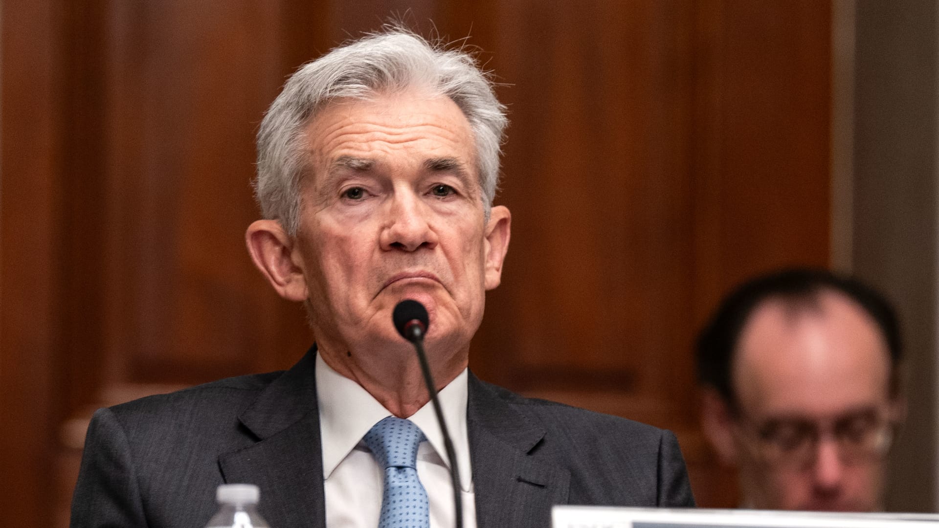 El presidente de la Fed, Powell, dice que la inflación ha sido más alta de lo que se pensaba y espera que las tasas se mantengan estables
