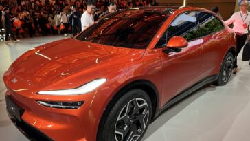 El rival chino de Tesla, Nio, lanza una nueva marca y un automóvil que cuesta 4.000 dólares menos que el Modelo Y