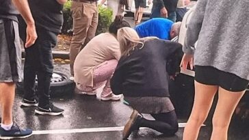 Una joven resultó gravemente herida después de ser atropellada y atrapada debajo de un automóvil en un centro comercial en el sur de Brisbane el jueves (en la foto, testigos ayudando)