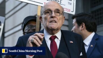 Giuliani, aliado de Trump, entregó documentos de acusación en Arizona en la fiesta de su 80 cumpleaños