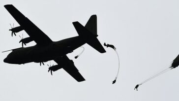 Se lanzan paracaidistas desde un avión Hércules C-130 de la RAF sobre Sannerville, noroeste de Francia, antes de las conmemoraciones del Día D que marcan el 75.º aniversario en 2019.