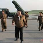 El líder norcoreano, Kim Jong Un, sonríe mientras supervisa las pruebas de un nuevo sistema de lanzamiento múltiple de cohetes el viernes, en medio de temores de que el país se esté preparando para dotar a Rusia de armas para su continua guerra contra Ucrania.