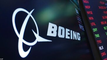 Boeing ha anunciado que despedirá a más de 100 empleados a medida que la empresa se hunde cada vez más en la crisis.  Boeing presentó un aviso WARN, un anuncio legal de despidos masivos planificados, ante el Departamento de Comercio de Alabama.
