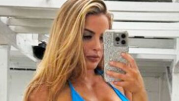 La ex estrella de la WWE Mandy Rose cautiva con una foto en bikini azul