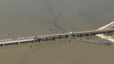 La huelga de un barco provoca un derrame de petróleo y el colapso parcial de un puente en Texas