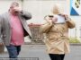 Bernard McDonagh, de 41 años, y Ann McDonagh, de 39, intentaron protegerse la cara cuando llegaron hoy al Tribunal de Magistrados de Swansea acusados ​​de ser sospechosos de
