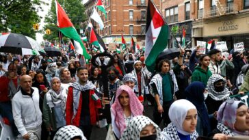 La policía de Nueva York arresta violentamente a manifestantes pro palestinos que marcaban la Nakba