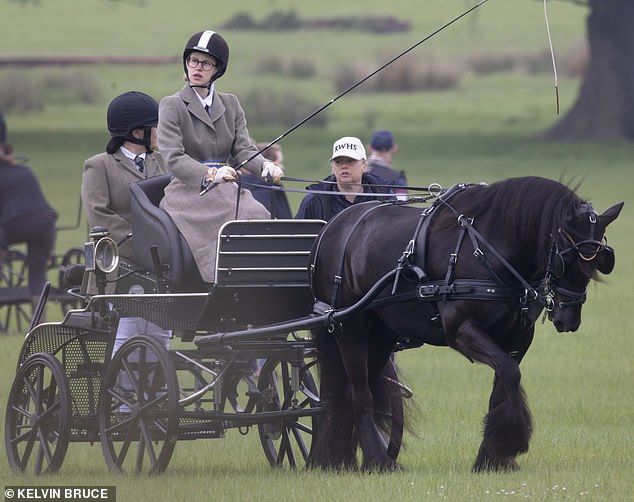 Lady Louise Windsor estaba profundamente concentrada esta tarde mientras competía en eventos de doma en las pruebas de conducción de carruajes de Windsor Park.