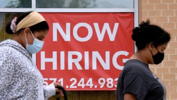 Las tasas de desempleo aumentan en abril para todos los grupos raciales excepto los afroamericanos