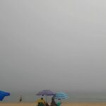 Los turistas quedaron desconcertados cuando una playa de Benidorm desapareció en una espesa niebla, lo que llevó a los británicos a regresar a casa para regodearse mientras disfrutaban de un clima soleado de 23 grados.