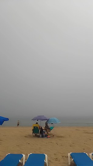 Los turistas quedaron desconcertados cuando una playa de Benidorm desapareció en una espesa niebla, lo que llevó a los británicos a regresar a casa para regodearse mientras disfrutaban de un clima soleado de 23 grados.