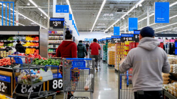 Los consumidores adinerados están creando una "burbuja" en Walmart, advierte el ex director ejecutivo del minorista en EE. UU., Bill Simon