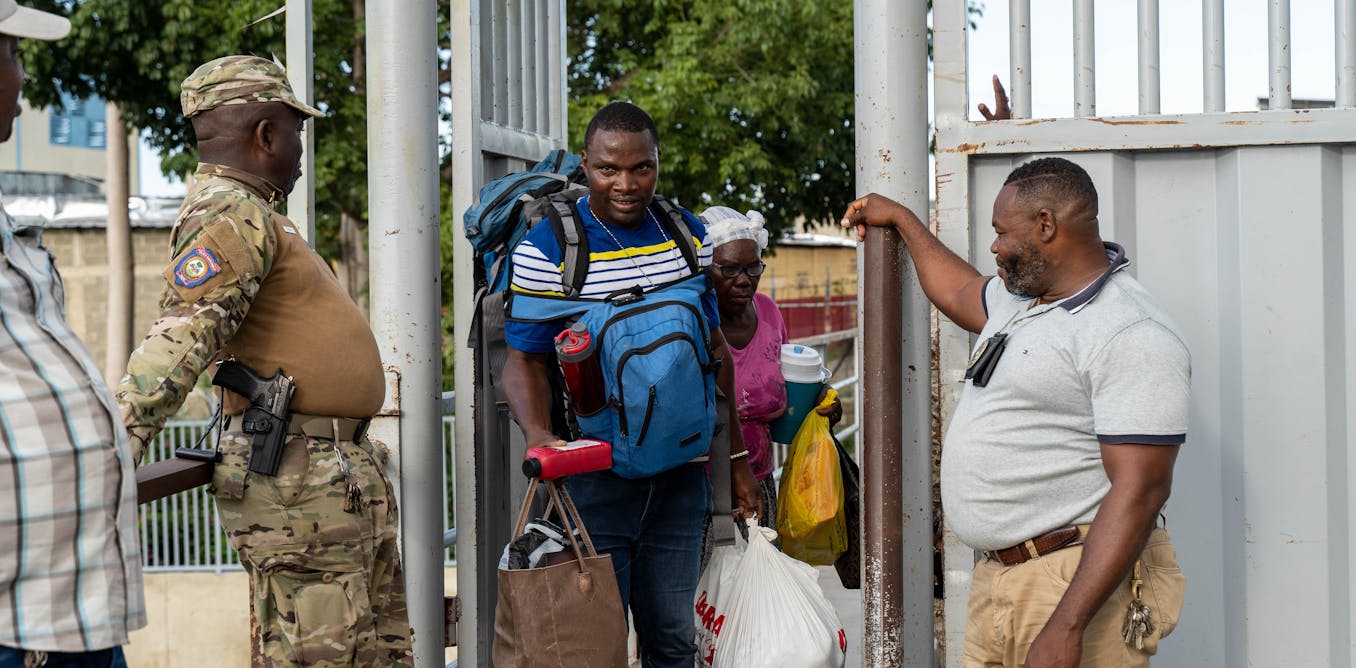 Los haitianos que buscan escapar de la violencia y el caos enfrentan hostilidad en la vecina República Dominicana
