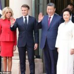 El presidente francés Emmanuel Macron (2.o por la izquierda) y su esposa Brigitte Macron (i.) dan la bienvenida al presidente chino Xi Jinping (2.o por la derecha) y su esposa Peng Liyuan (derecha) en el Palacio del Elíseo en París, Francia, el 6 de mayo de 2024.