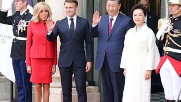 El presidente francés Emmanuel Macron (2.o por la izquierda) y su esposa Brigitte Macron (i.) dan la bienvenida al presidente chino Xi Jinping (2.o por la derecha) y su esposa Peng Liyuan (derecha) en el Palacio del Elíseo en París, Francia, el 6 de mayo de 2024.
