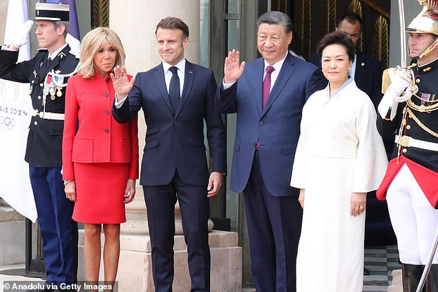 El presidente francés Emmanuel Macron (2.o por la izquierda) y su esposa Brigitte Macron (i.) dan la bienvenida al presidente chino Xi Jinping (2.o por la derecha) y su esposa Peng Liyuan (derecha) en el Palacio del Elíseo en París, Francia, el 6 de mayo de 2024.