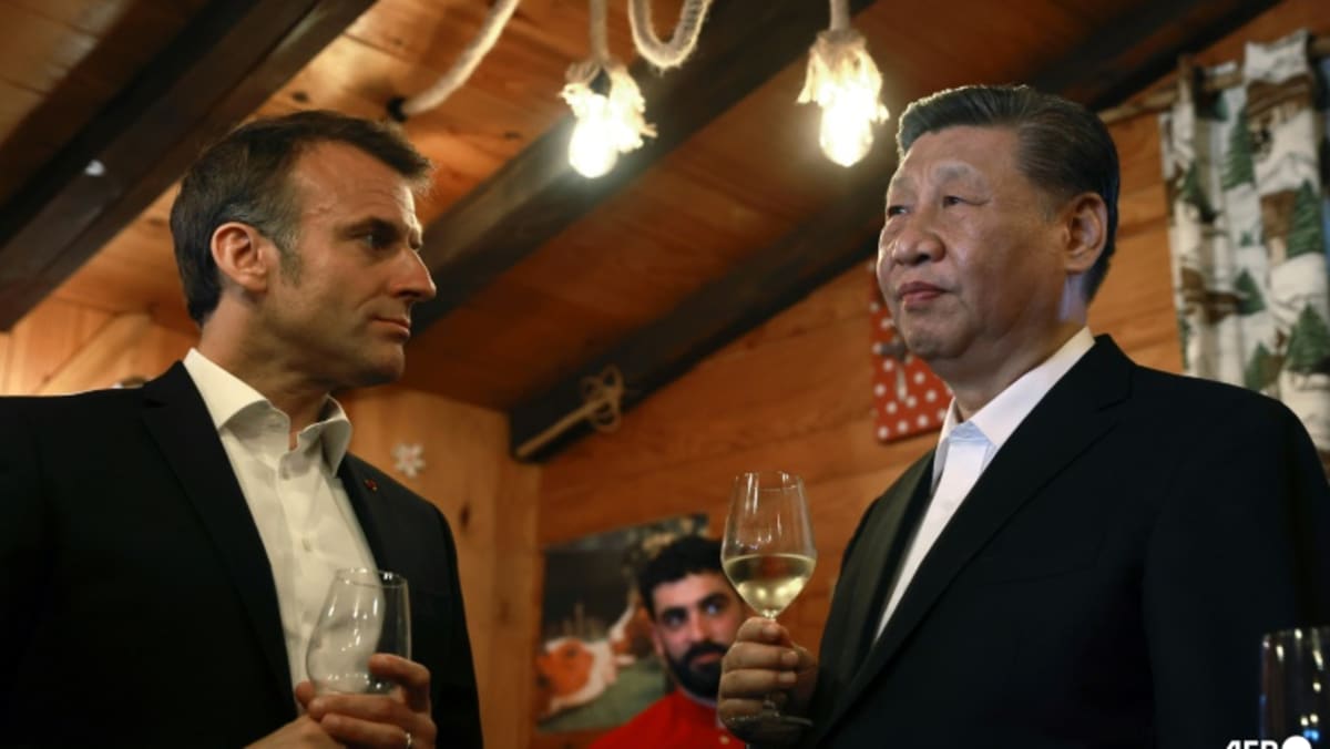 Macron recibe a Xi en las montañas francesas para hablar sobre Ucrania y comercio
