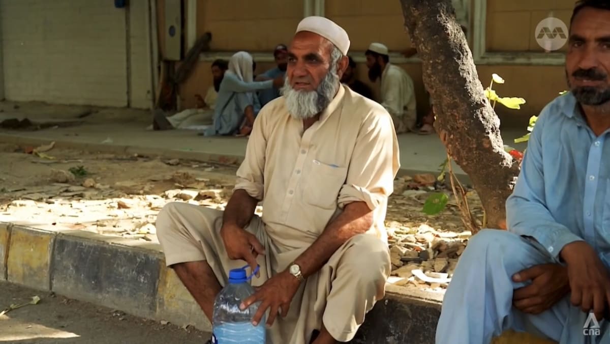 Mientras las temperaturas suben hasta los 52°C, Pakistán lucha por proteger a su pueblo del calor
