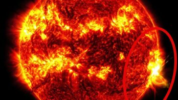 La llamarada solar, clasificada como X8.8, fue la más fuerte de este ciclo solar que comenzó en 2019. En un círculo rojo está la llamarada solar cuando surgió de una mancha solar en el lado occidental del sol.