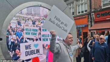 El alcalde de Dublín, Daithí De Róiste, inauguró el portal en Dublín (en la foto), mostrando a la gente en la ciudad de Nueva York.