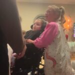 La madre de Koa Gibson, de tres años de edad, con una enfermedad terminal en Geelong, publicó imágenes de su hermana mayor, Ava, pidiendo ayuda para salvar su vida después de descubrir que los fondos del NDIS habían sido recortados.