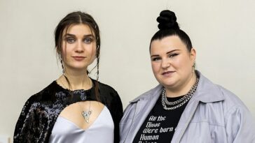 La rapera y compositora ucraniana Aliona Olehivna Savranenko (derecha), también conocida como Alyona Alyona posa con el cantante ucraniano Jerry Heil (izq.) el 13 de abril de 2024.