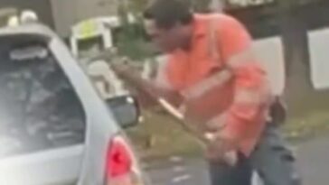 Aterradoras imágenes de video capturaron el momento en que un comerciante (en la foto) amenazó a un automovilista con un pico en una intersección de Queens Road en Albert Park, Melbourne, el sábado.