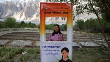 Monjes y musulmanes votan para exigir derechos para Ladakh de la India