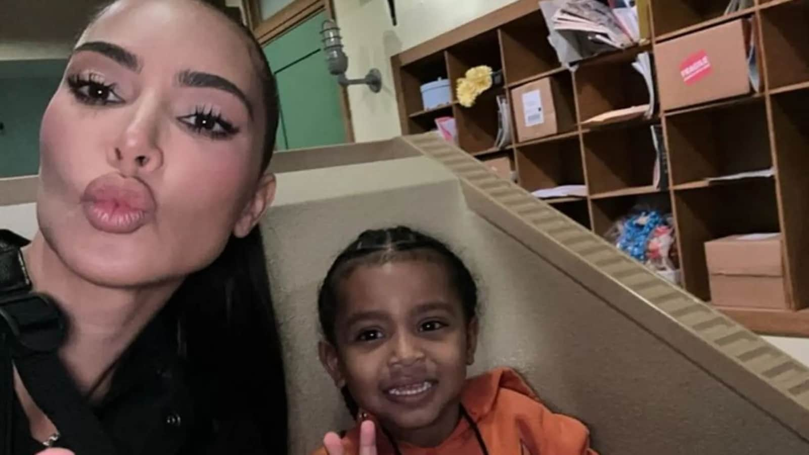 Psalm, el hijo de 5 años de Kim Kardashian, conduce un Tesla Cybertruck de 1.500 dólares regalado por…
