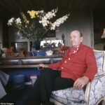 El dramaturgo y compositor inglés Noel Coward (en la foto) sentado en su casa en 1970