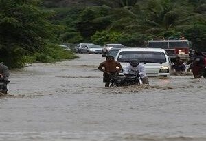 RD: Entrega de ayuda a familias afectadas por fuertes lluvias