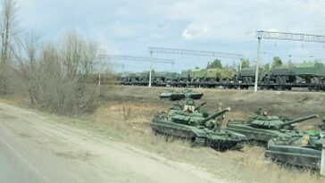 El ejército de Vladimir Putin supera significativamente a las tropas respaldadas por Occidente, ya que ha acumulado medio millón de tropas en la frontera.  Una imagen fija de un vídeo muestra tanques y vehículos militares en Maslovka, región de Voronezh, Rusia.