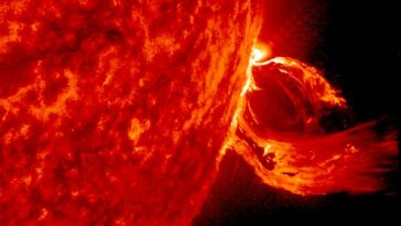 Una tormenta solar o geomagnética es una perturbación importante de la magnetosfera de la Tierra (el área alrededor de la Tierra controlada por el campo magnético del planeta) a menudo causada por CME.  En la foto, una eyección de masa coronal (CME) del sol, capturada por el satélite Observatorio de Dinámica Solar de la NASA el 17 de junio de 2015.