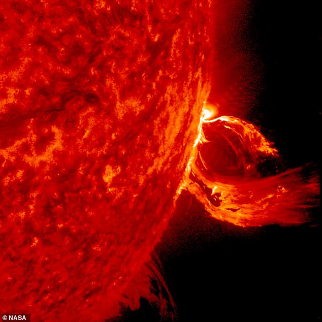 Una tormenta solar o geomagnética es una perturbación importante de la magnetosfera de la Tierra (el área alrededor de la Tierra controlada por el campo magnético del planeta) a menudo causada por CME.  En la foto, una eyección de masa coronal (CME) del sol, capturada por el satélite Observatorio de Dinámica Solar de la NASA el 17 de junio de 2015.