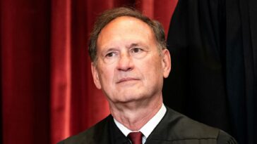 Se insta al juez de la Corte Suprema Alito a abandonar el caso electoral de Trump por la controversia sobre la bandera estadounidense