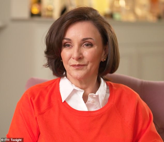 La jueza estricta Shirley Ballas (en la foto) reveló que las comidas escolares gratuitas fueron su salvavidas mientras su familia luchaba contra dificultades financieras.